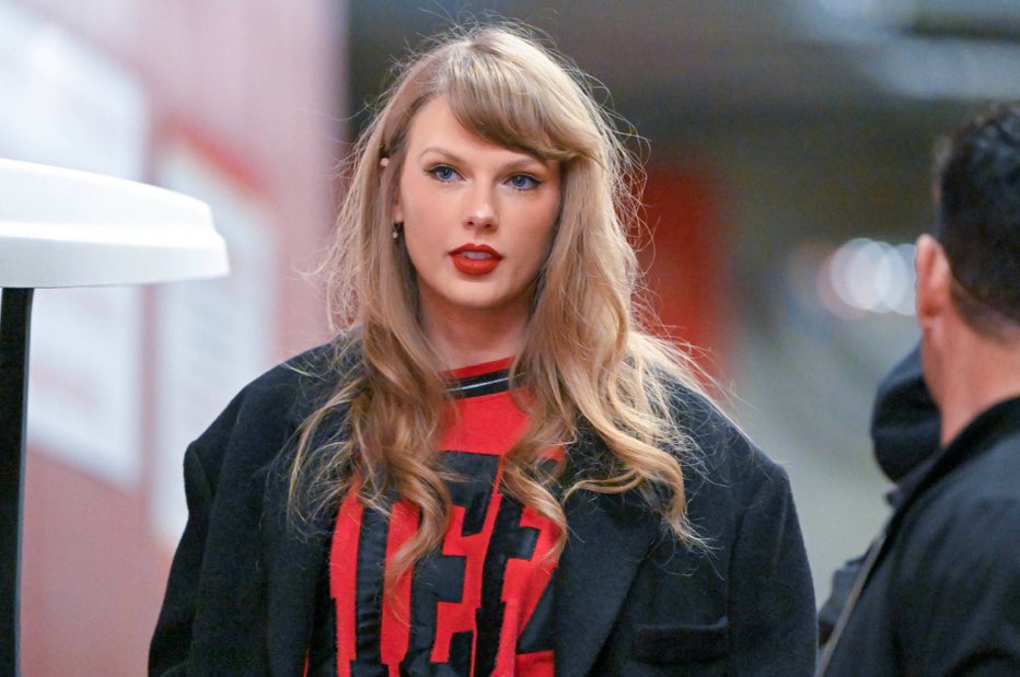 WESTSIDE STOREY VINTAGE | VINTAGE 90S LEGENDS STITCHED SPELLOUT KC CHIEFS TAYLOR SWIFT SWEATSHIRT- RED/BLACK - Westside Storey