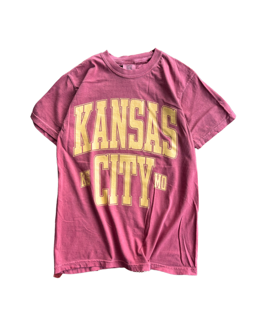 1KC | KSMO LINE TEE - CRIMSON - Westside Storey