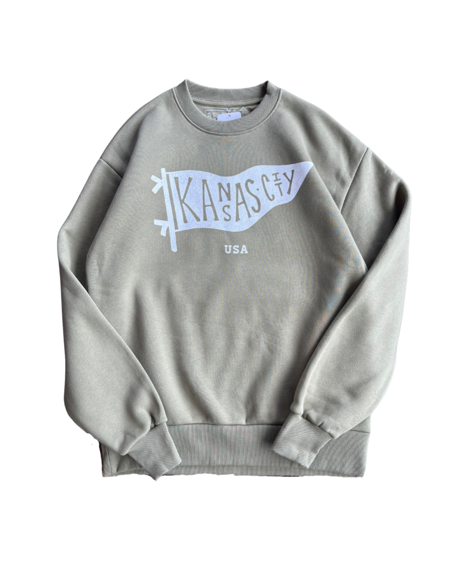 BELLBOY | KC PENNANT SWEATSHIRT - OLIVE