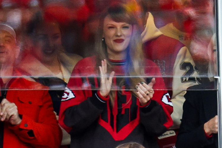 WESTSIDE STOREY VINTAGE | VINTAGE 90S LEGENDS STITCHED SPELLOUT KC CHIEFS TAYLOR SWIFT SWEATSHIRT- RED/BLACK - Westside Storey