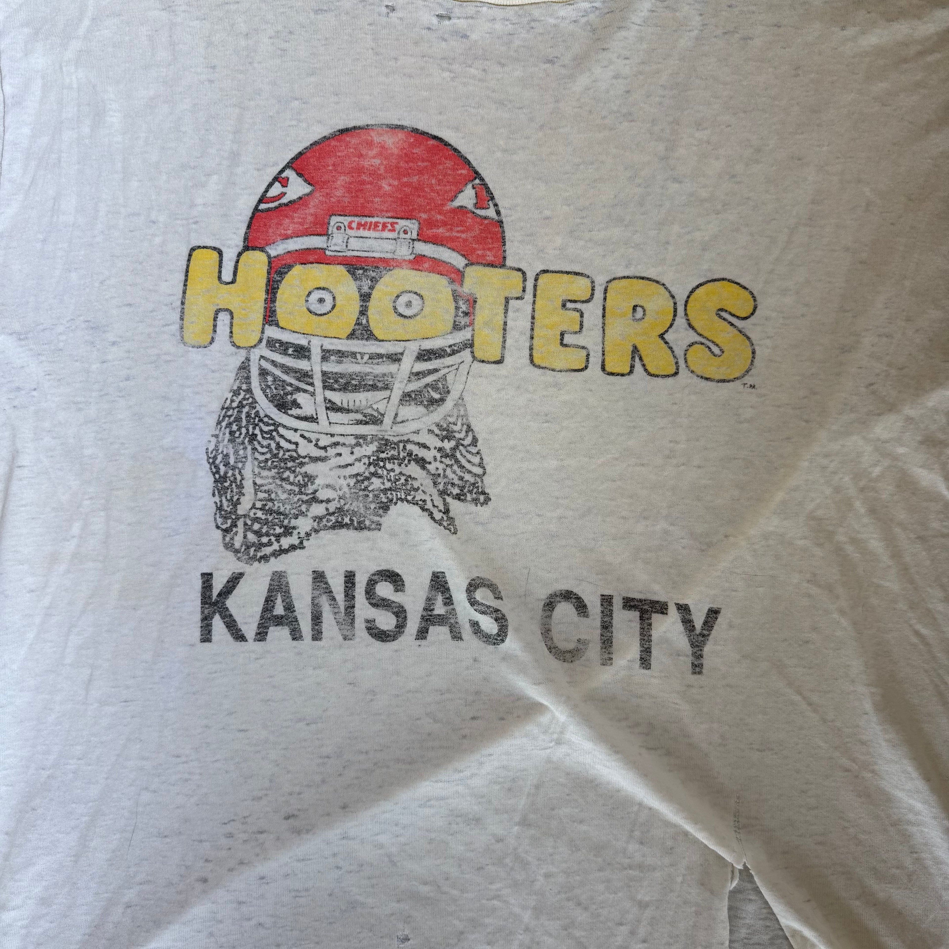 WESTSIDE STOREY VINTAGE | VINTAGE 80'S HOOTERS KC CHIEFS T-SHIRT - WHITE Westside Storey