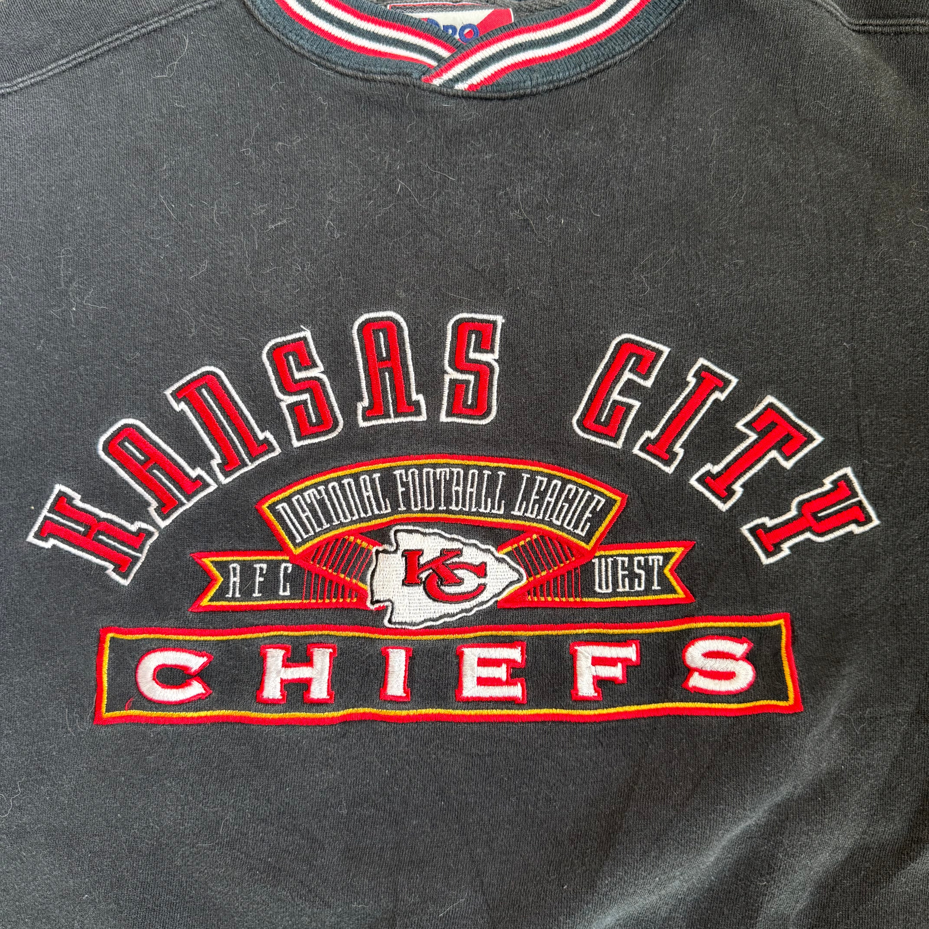 WESTSIDE STOREY VINTAGE | VINTAGE 90'S KC CHIEFS PRO PLAYER EMBROIDERED SWEATSHIRT - BLACK Westside Storey