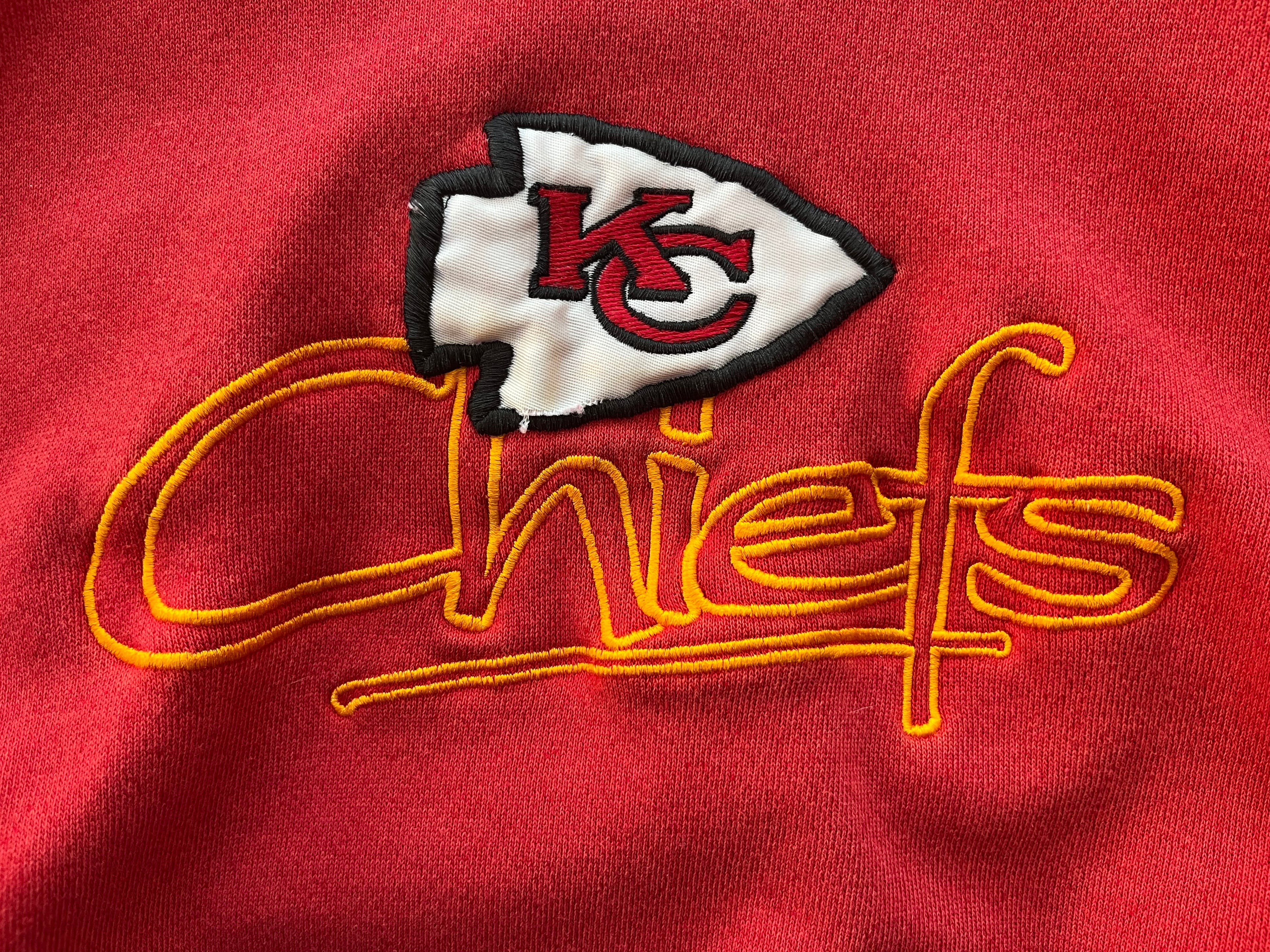 WESTSIDE STOREY VINTAGE | VINTAGE 90S THE GAME ARROWHEAD PATCH KC CHIEFS SWEATSHIRT FADED- RED/YELLOW - Westside Storey